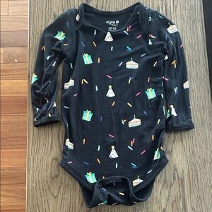 Kyte Baby Long Sleeve Bodysuit - Birthday Print
